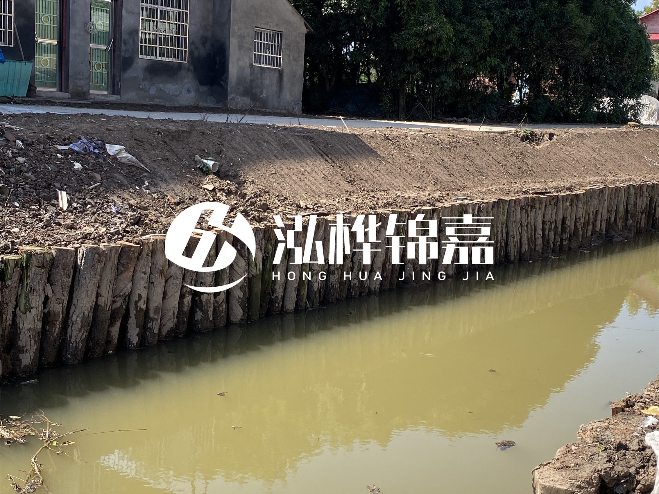 松木樁批發(fā)廠家泓樺錦嘉-圍堰松木樁間距多少能保證穩(wěn)定性？